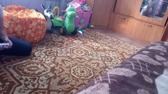Запуск квадрокоптера в деревенском доме смотреть онлайн