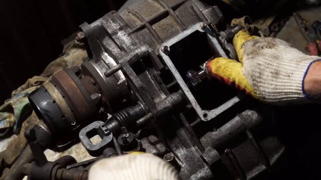 Раздатка Нивы. Причина течи масла на штоке понижения. смотреть онлайн