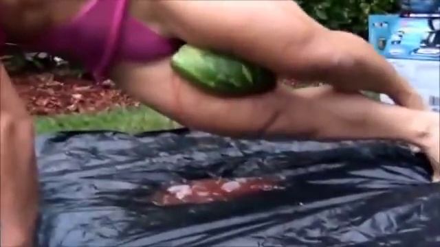 Strong Girl Crushes Fruit смотреть онлайн
