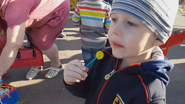 Покупаем много конфет и раздаем их в парке в День защиты детей ВЛОГ смотреть онлайн