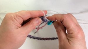 Двухцветная патентная резинка по кругу. Вязание спицами.