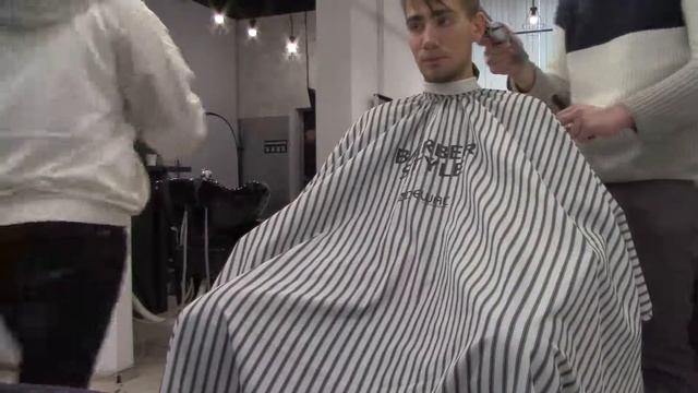 СТУДЕНТ БАРБЕР? / БАРБЕРИНГ С НУЛЯ ПЕРВАЯ СТРИЖКА #1