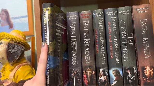 КНИЖНЫЕ ПОЛКИ | тур по домашней библиотеке | часть 2 смотреть онлайн