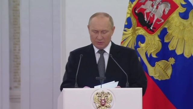 ??Владимир Путин поздравил россиян с Днем России сейчас важно быть сплоченными.MOV смотреть онлайн