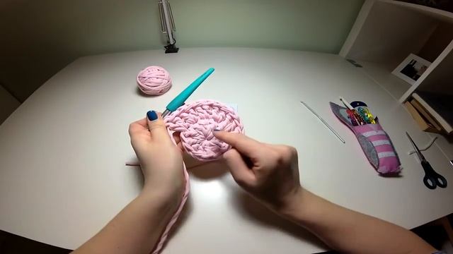 Для детей и начинающих взрослых: круглая подставка под горячее крючком из трикотажной пряжи Нитка