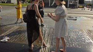 Girls, summer, fountain splashes and wet dresses! / Девушки, лето, брызги фонтана и мокрые платья!