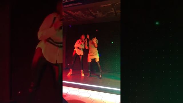 Песня стюардесса по имени Жанна. Караоке смотреть онлайн