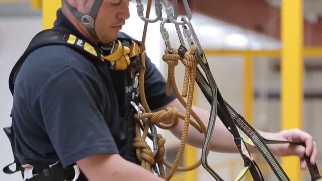 Передвижение по горизонтальной балке. Промышленный альпинизм. смотреть онлайн