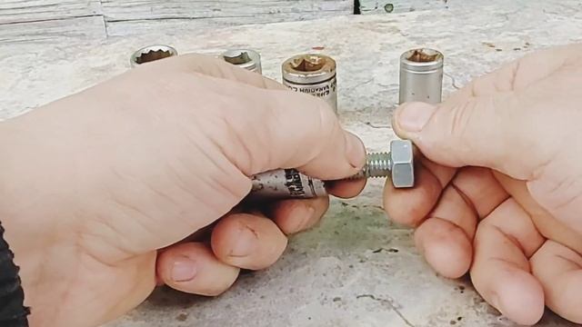 Хитрость мастера. Взял обычный болт и шуруповёрт сделал очень нужную самоделку баллонный болтовёрт смотреть онлайн