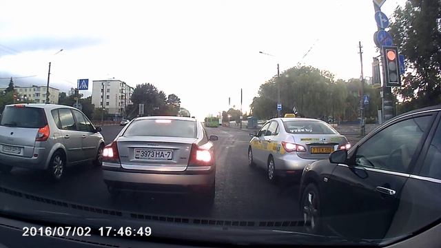 Таксист, угадайте какой службы, проезжает на красный сигнал светофора