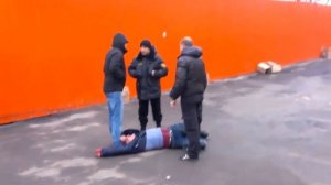 Trash Драка охранник кинул на прогиб пьяного =)