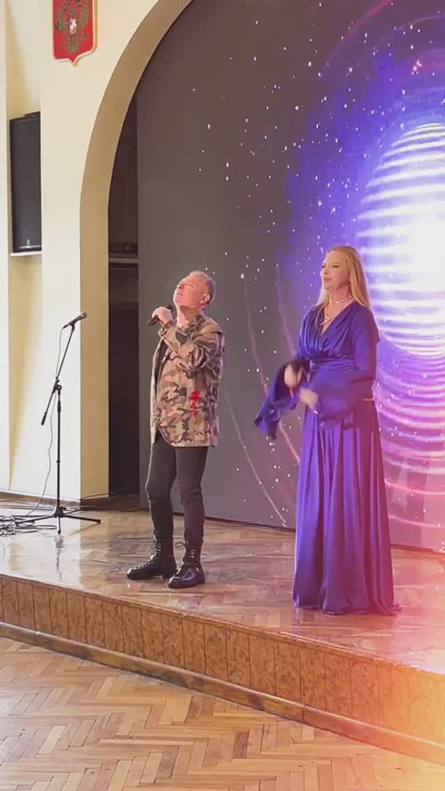 Жизнь не кончается! В госпитале для бойцов спели Александр Добронравов и Варвара #shorts смотреть онлайн