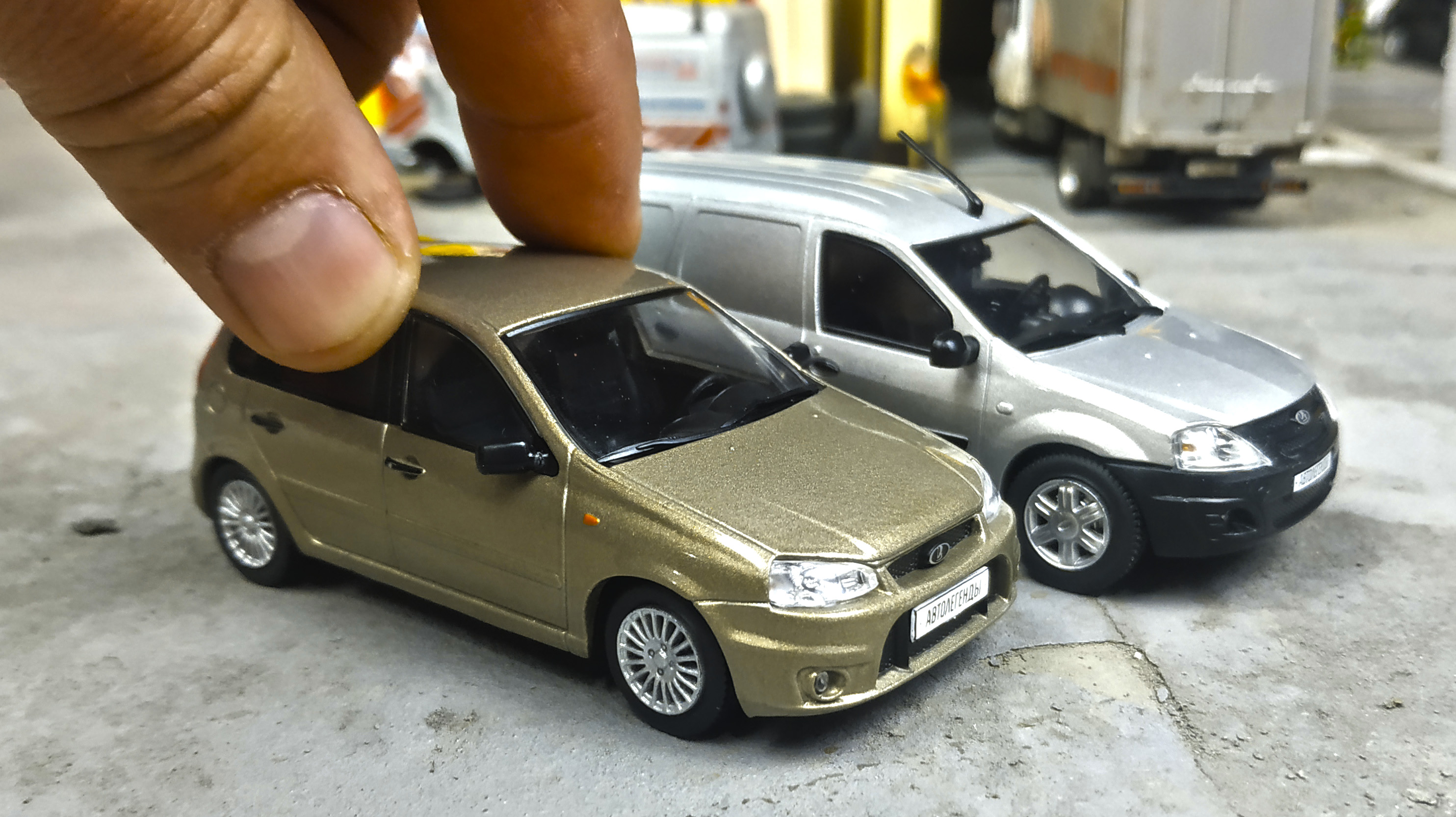 Модельки машин Лада Ларгус и Лада Калина масштаб 1/43. Автолегнды №18 и №19. Про машинки. смотреть онлайн