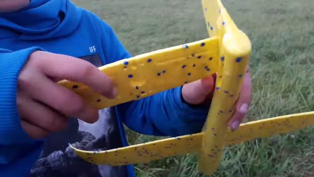 Самолёт из пенопласта смотреть онлайн