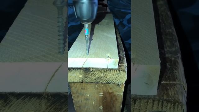 Пара способов как вкрутить саморез без засверливания в край доски #shorts смотреть онлайн