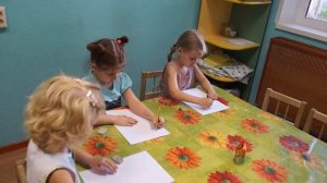 Занятия детей в летнем творческом лагере