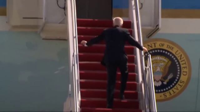Джо Байден vs Ступеньки смотреть онлайн