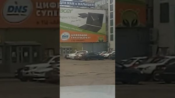 Нарик стреляет мелочь на парковке