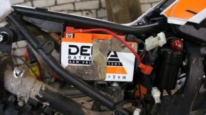 KAYO T2 250 ENDURO (2022). Инсталлируем АКБ вдвое большей ёмкости! (8А/ч)