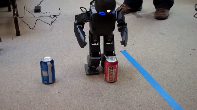 Робот играет в футбол банкой газировки смотреть онлайн