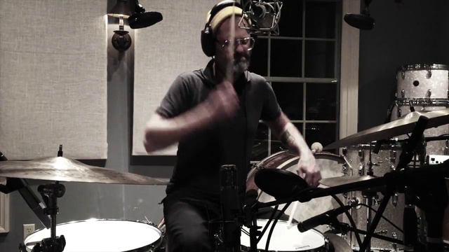 Mabes Playing to 80 Busted Drum Machine - That Sound смотреть онлайн