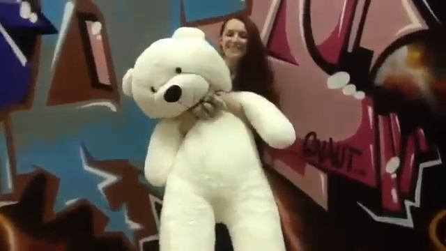 Не знаете что подарить девушке? Конечно, плюшевого мишку! смотреть онлайн