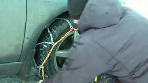 Установка цепей противоскольжения на колеса. Сможет