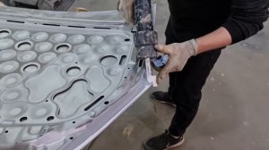 Как нанести герметик на капот. Учу студента, сейчас он это будет это делать впервые!