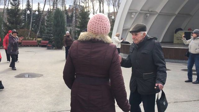 Спасите разбитое сердце моё!!!💃🏻🌼Красивые танцы в парке Горького!!!💃🏻🌹Харьков🌼🌴Апрель 2021 смотреть онлайн