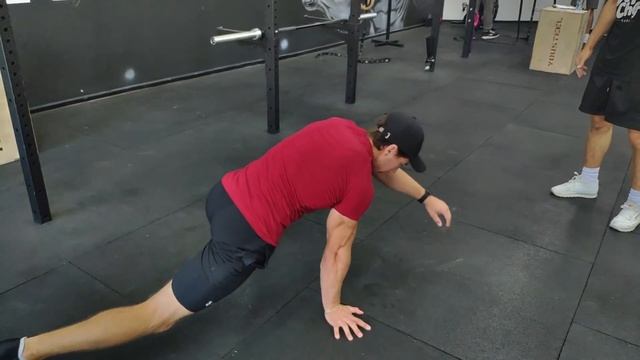 Дима Кузнецов учит флай — самое СЛОЖНОЕ движение в брейк дансе ?! смотреть онлайн