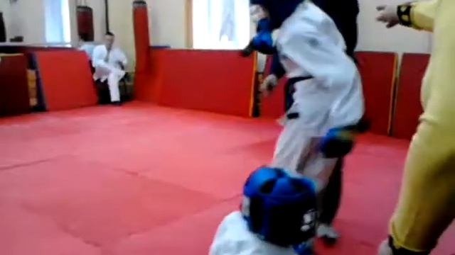 Армейский рукопашный бой. 2-й бой Противник на 2 года старше 20171202 130102 смотреть онлайн