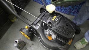 Сколько  и какое масло заливать в газонокосилку? Обзор, первый запуск