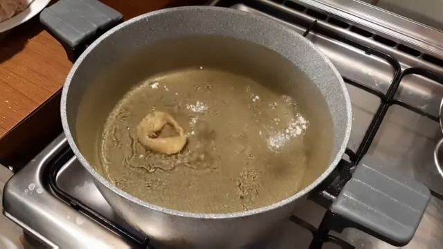 Креветки, кальмары, каракатицы и морская рыба жаренные в масле. Frittura #17 смотреть онлайн