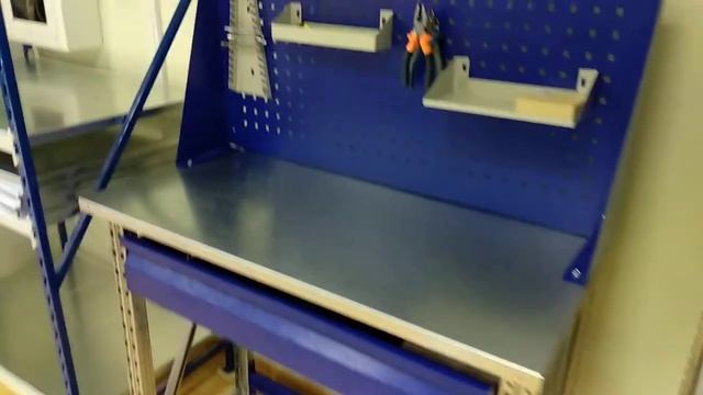 Верстак металлический слесарный столярный Мастер с ящиком и перфорированным экраном с навесками смотреть онлайн