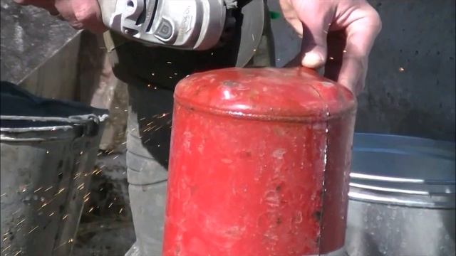 Кормушка для маленьких поросят из огнетушителя . смотреть онлайн