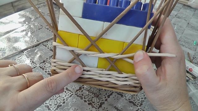 Ажурный узор "крестики" из газетных трубочек смотреть онлайн