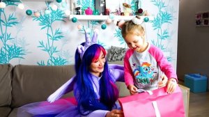 МАЙ ЛИТЛ ПОНИ Амелька подружилась с настоящей Сумеречной Искоркой Каденс Селестия и Луна