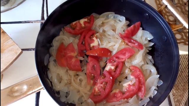 Яйца с луком и помидорами