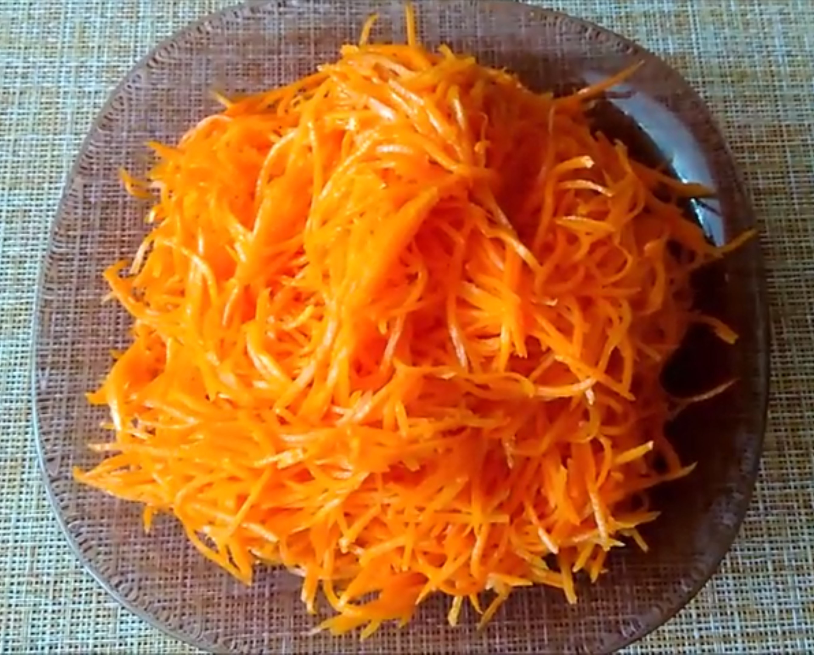 Морковь по-корейски с красным перцем.mp4 смотреть онлайн