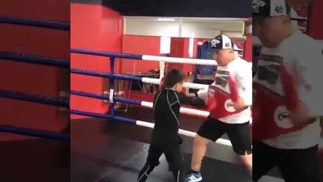 Как Учится боксировать?Работа на лапах с тренером Артем Абакумов.Learn to box.Work on the feet смотреть онлайн
