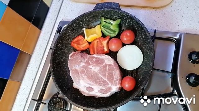 Стейк из свинины/Стейк с овощами/Мясо на сковороде смотреть онлайн