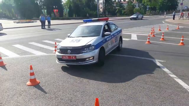 Водитель машины ГАИ показал класс в экстремальном маневрировании смотреть онлайн