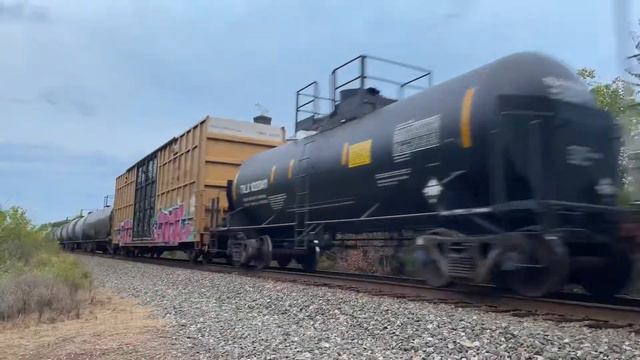 Combined military and mixed freight NS 15R in Pineville NC on 9/8/2021 with NS leader 9736 смотреть онлайн