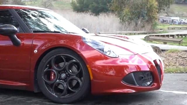 Lotus Elise vs Alfa Romeo 4C - Head to Head Review! смотреть онлайн