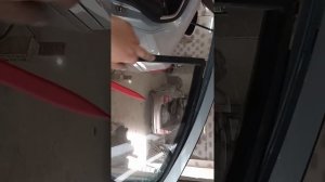 знімаємо форточку задніх дверей Октавія а5
