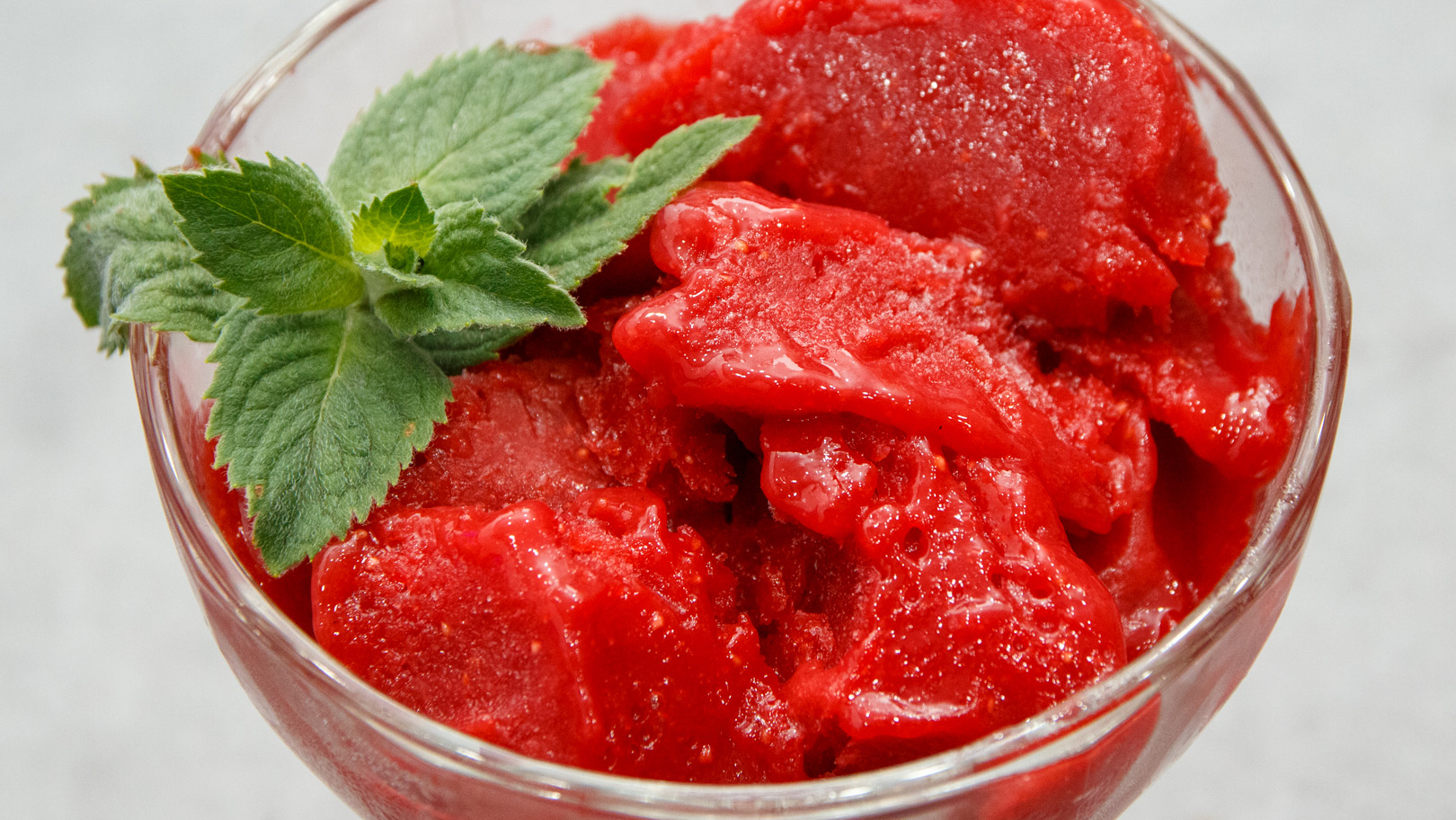 МОРОЖЕНОЕ из клубники за 5 минут Клубничный Сорбет | ЭТО ПРОСТО смотреть онлайн