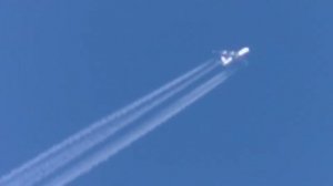 Самолет в небе оставляющий след-  1