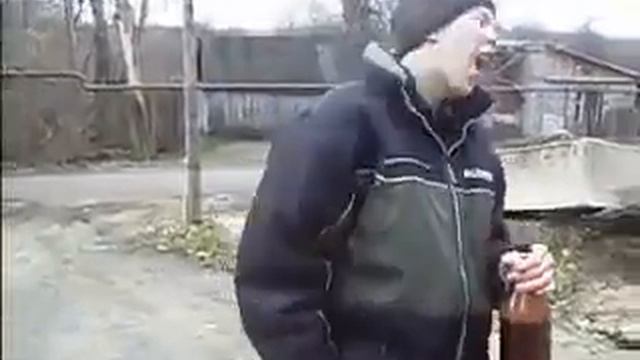 Деревенский алкаш поёт песню Ария -Осколок Льда смотреть онлайн