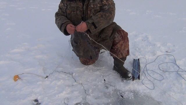 Ставим сеть для ловли живца зимой!!! смотреть онлайн
