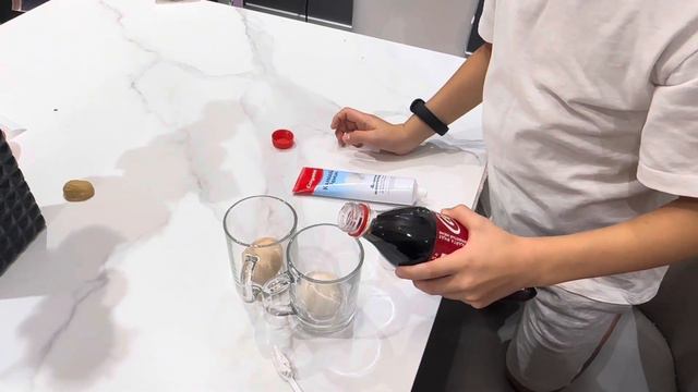 Что будет если яйцо погрузить в колу на сутки? смотреть онлайн